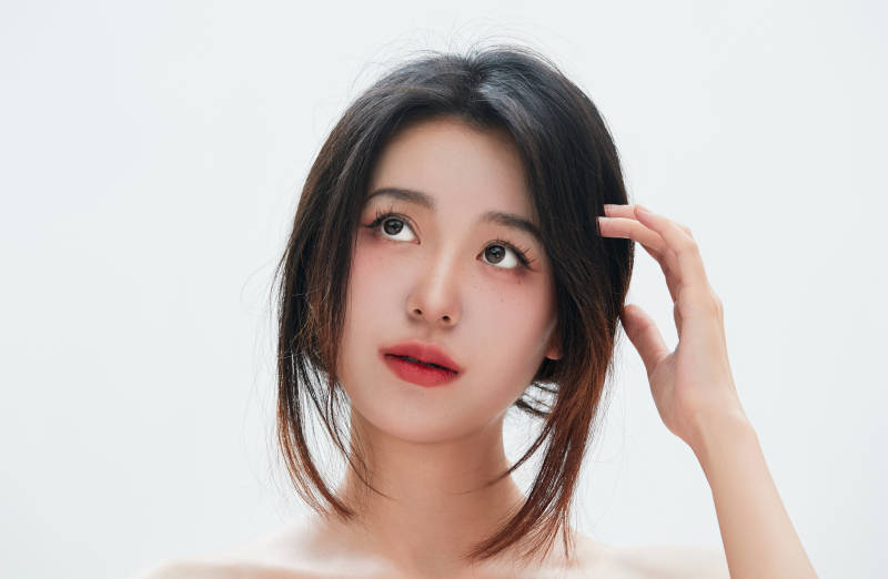 白色背景里的中国女性大学生图片