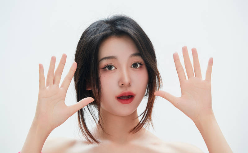 白色背景里的中国女性大学生图片