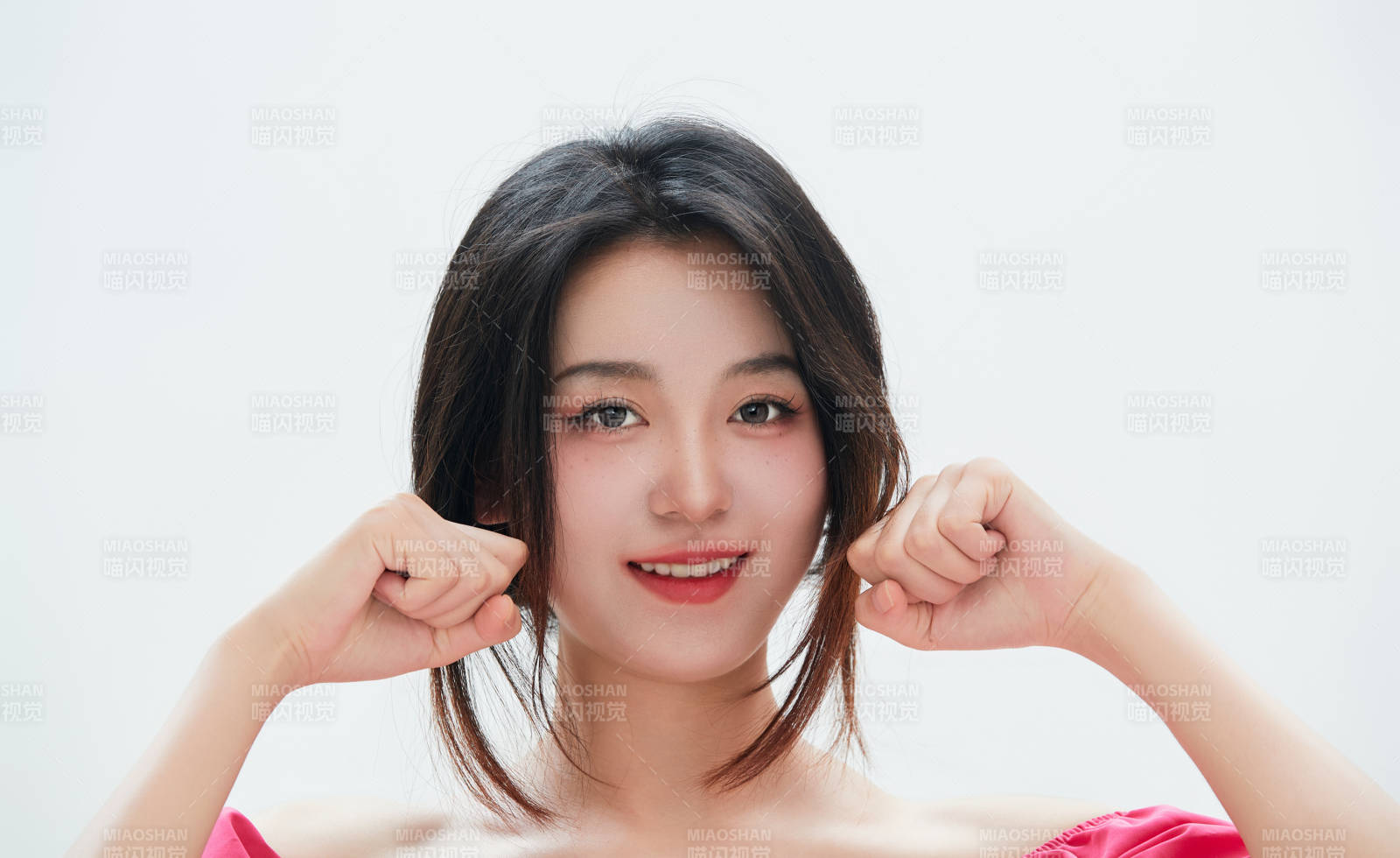 白色背景里的中国女性大学生图片