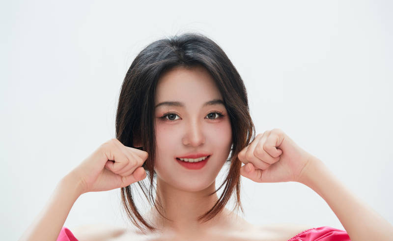 白色背景里的中国女性大学生图片