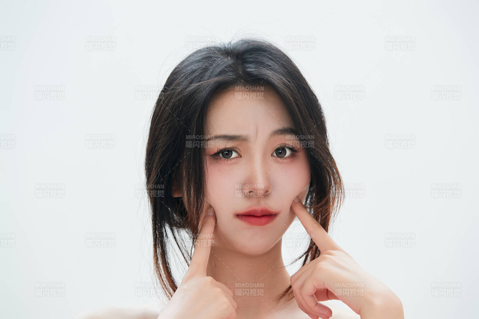 白色背景里的中国女性大学生图片