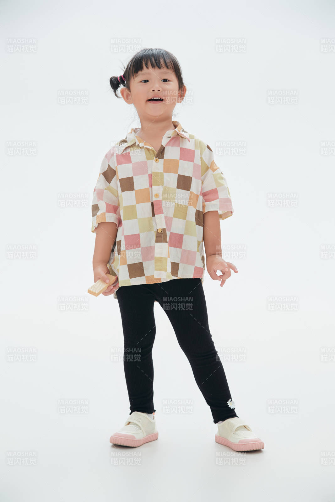 白色背景下顽皮可爱的中国小女孩儿童图片