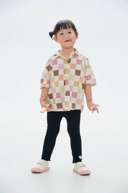 白色背景下顽皮可爱的中国小女孩儿童图片