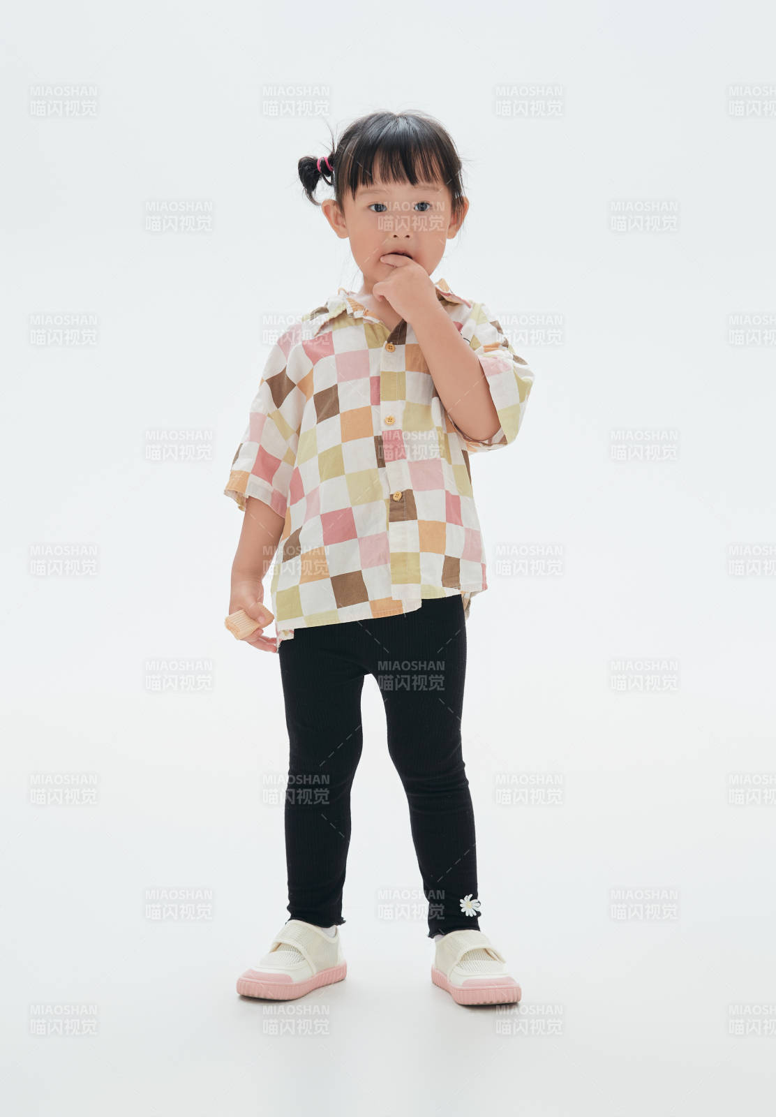 白色背景下顽皮可爱的中国小女孩儿童图片