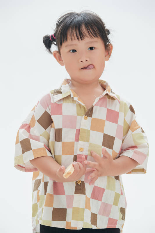 白色背景下顽皮可爱的中国小女孩儿童图片