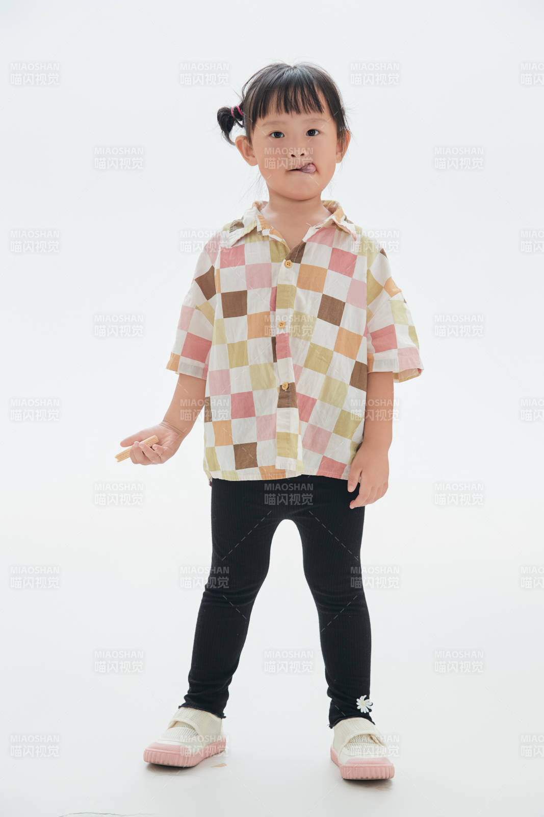 白色背景下顽皮可爱的中国小女孩儿童图片