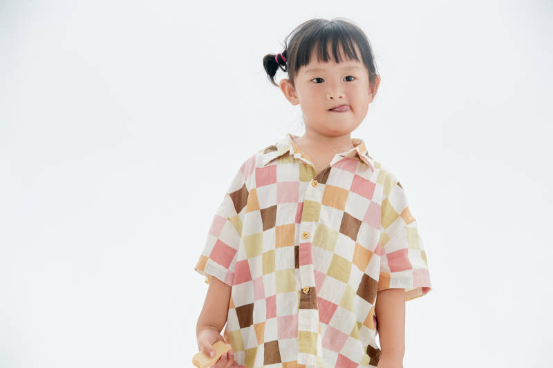 白色背景下顽皮可爱的中国小女孩儿童图片