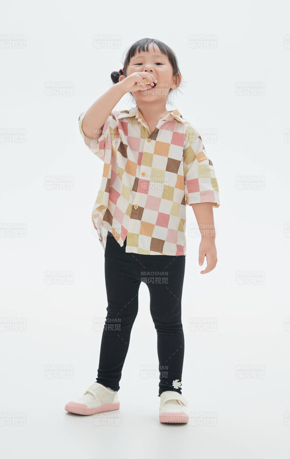 白色背景下顽皮可爱的中国小女孩儿童图片