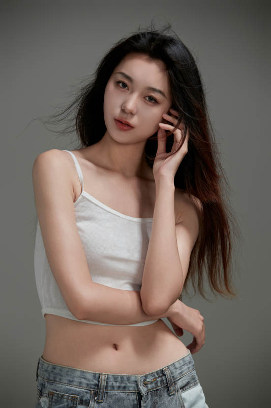 年轻活力亚洲年轻女性形象图片