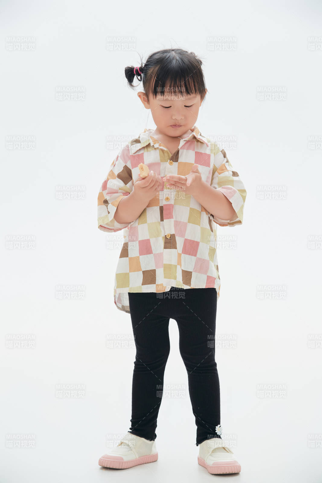 白色背景下顽皮可爱的中国小女孩儿童图片