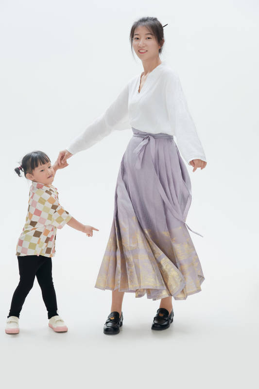 白色背景下的妈妈与可爱女儿亲子人像图片