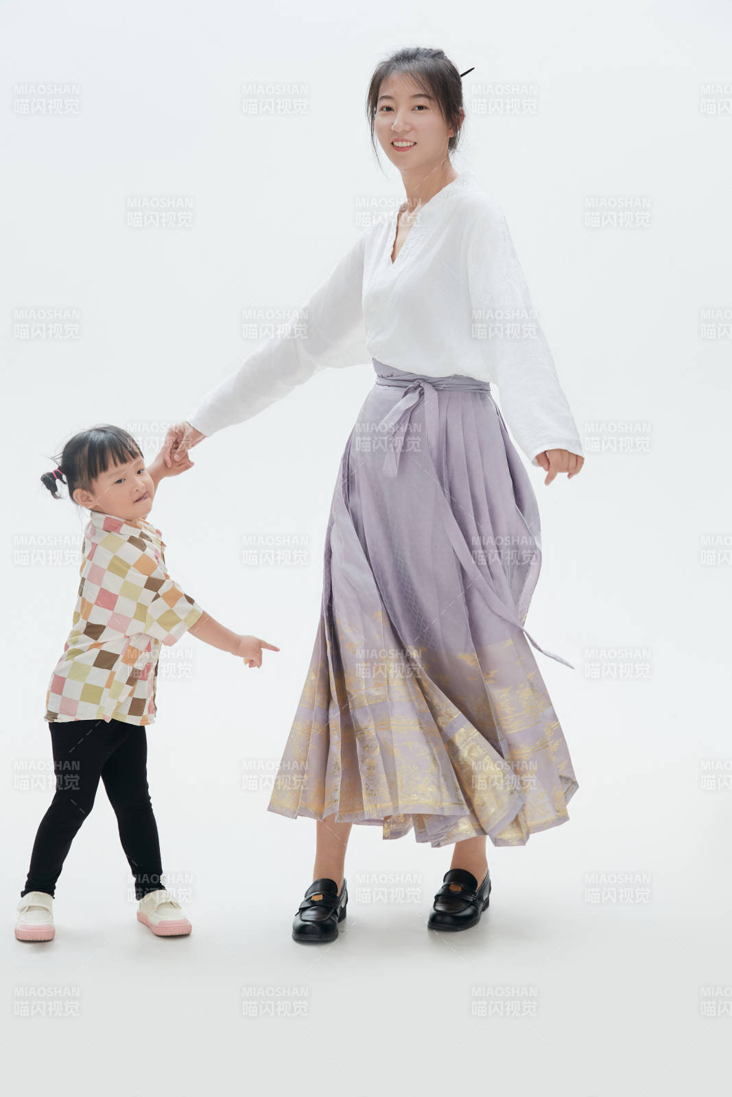 白色背景下的妈妈与可爱女儿亲子人像图片