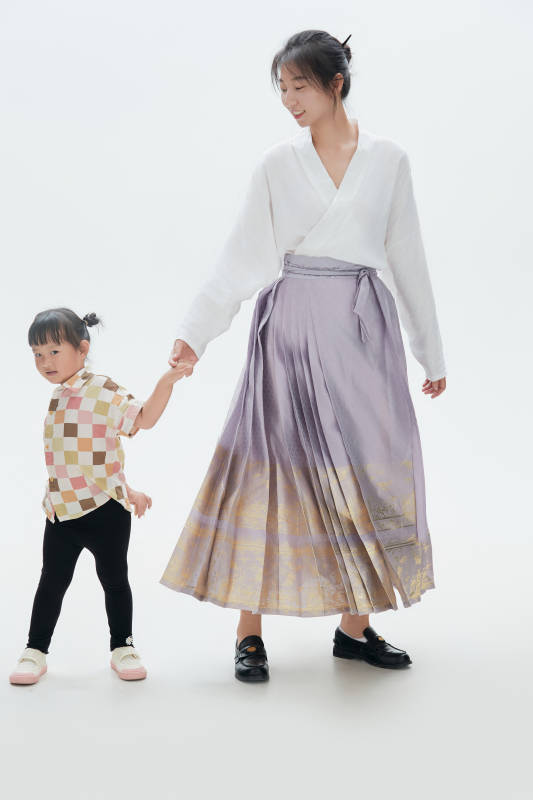 白色背景下的妈妈与可爱女儿亲子人像图片