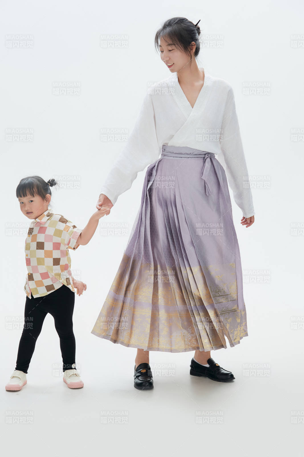 白色背景下的妈妈与可爱女儿亲子人像图片