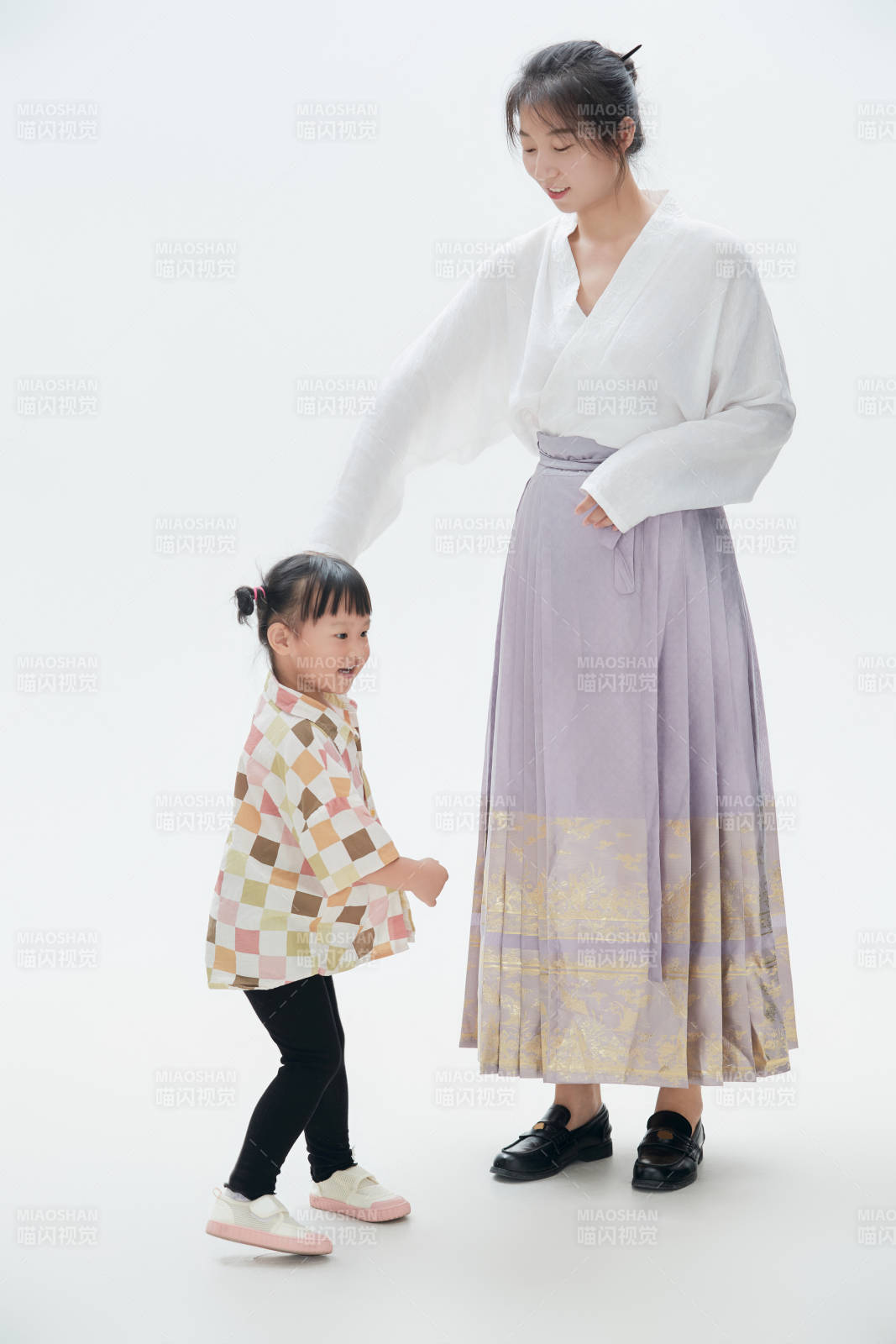 白色背景下的妈妈与可爱女儿亲子人像图片