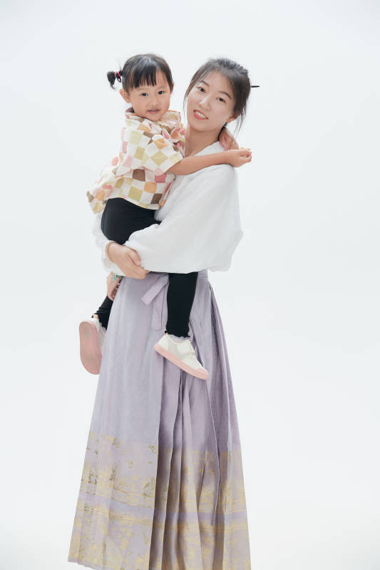 白色背景下的妈妈与可爱女儿亲子人像图片