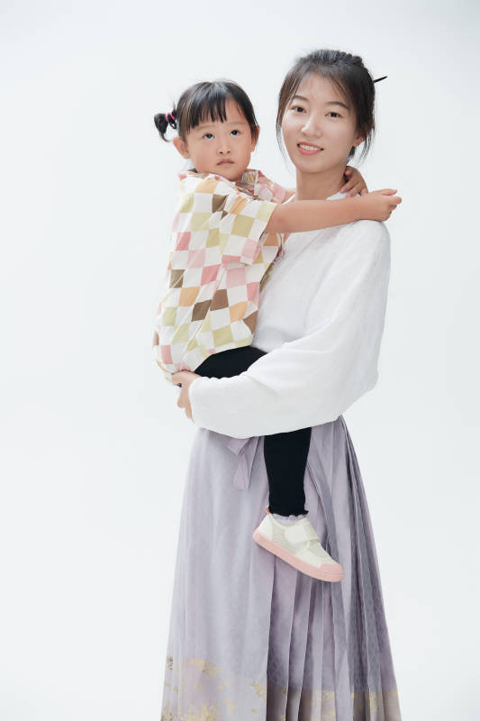 白色背景下的妈妈与可爱女儿亲子人像图片