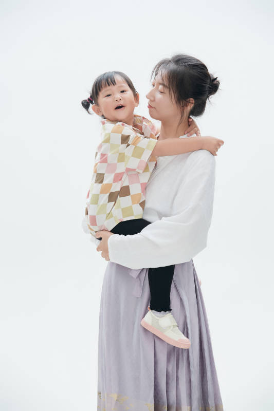 白色背景下的妈妈与可爱女儿亲子人像图片