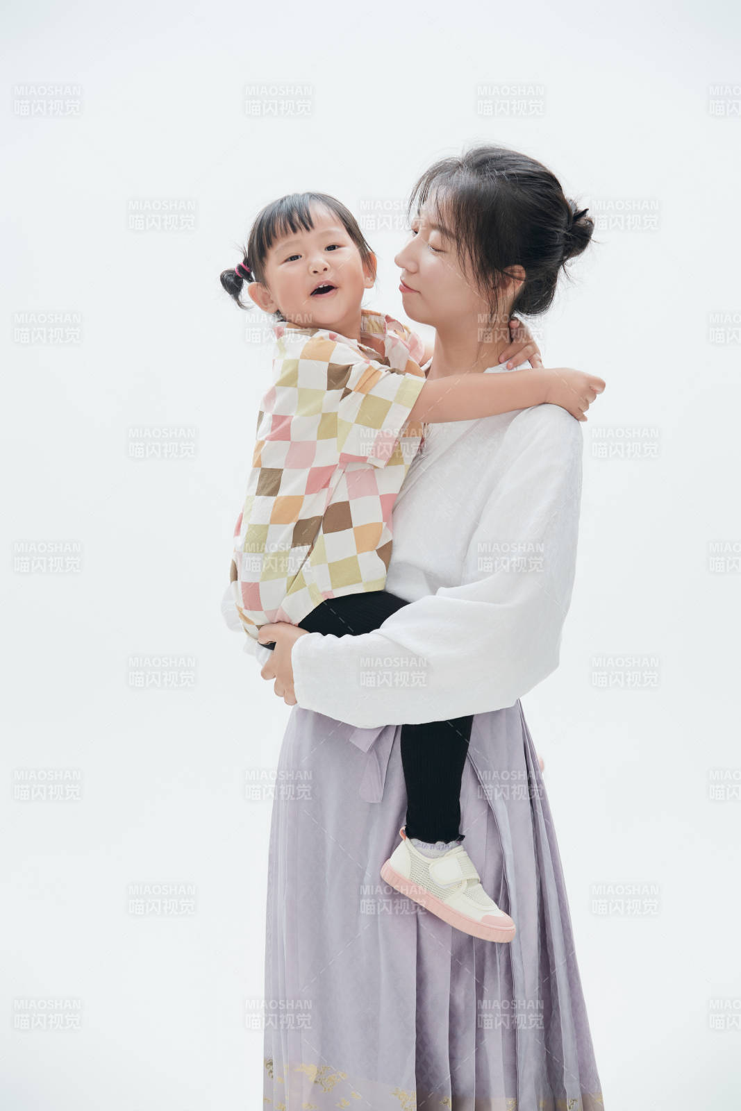 白色背景下的妈妈与可爱女儿亲子人像图片