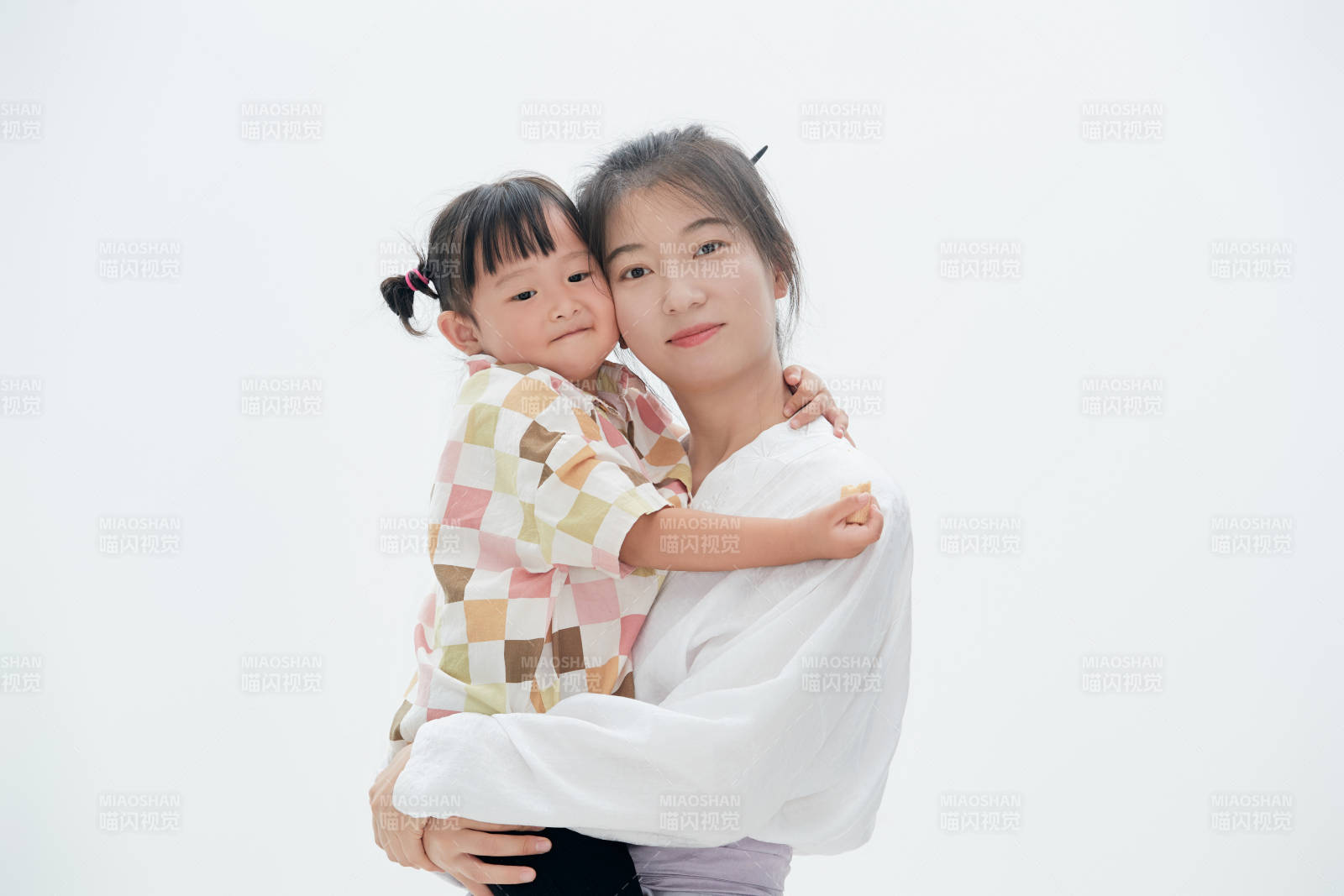 白色背景下的妈妈与可爱女儿亲子人像图片