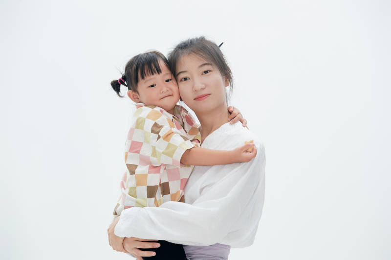 白色背景下的妈妈与可爱女儿亲子人像图片