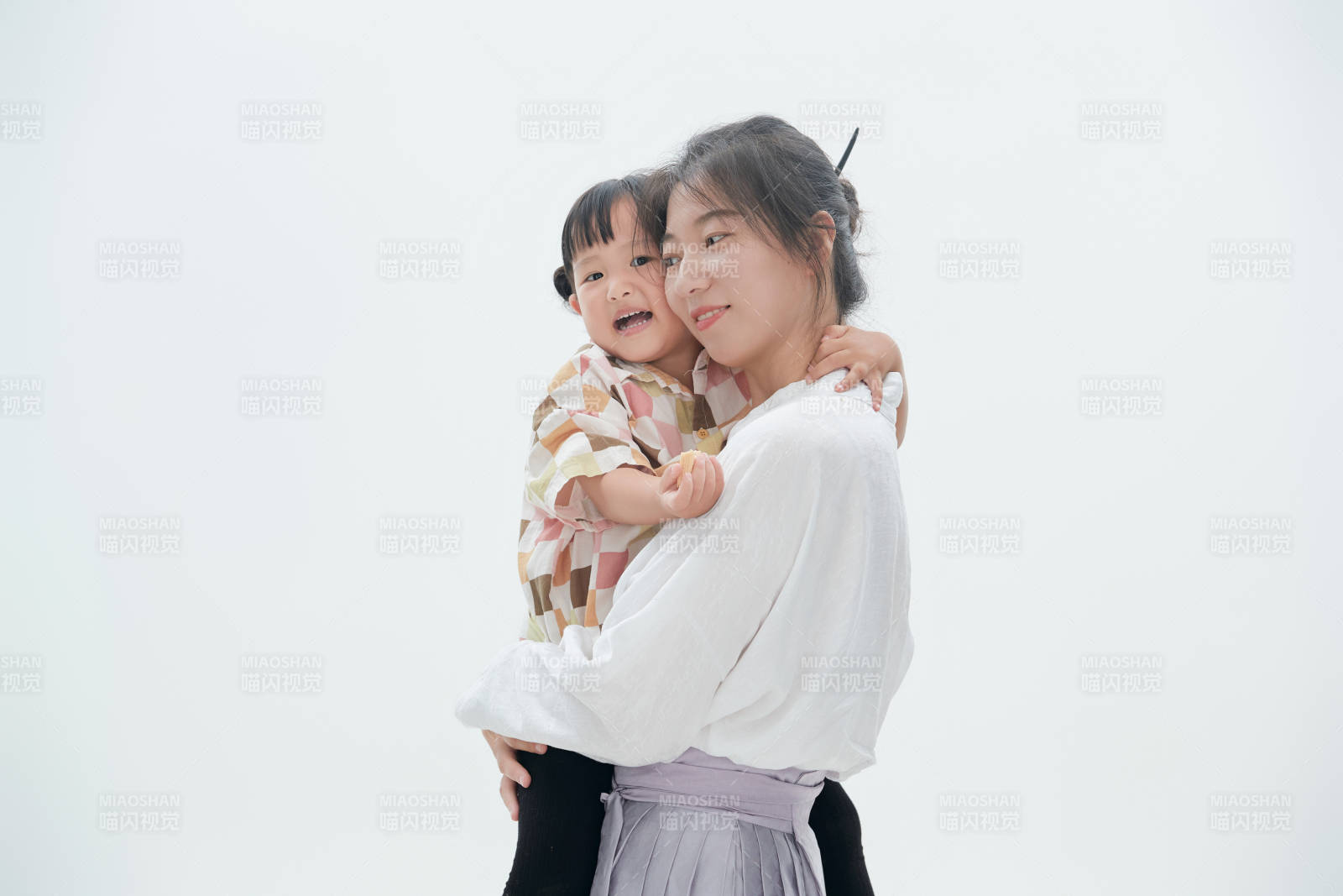 白色背景下的妈妈与可爱女儿亲子人像图片