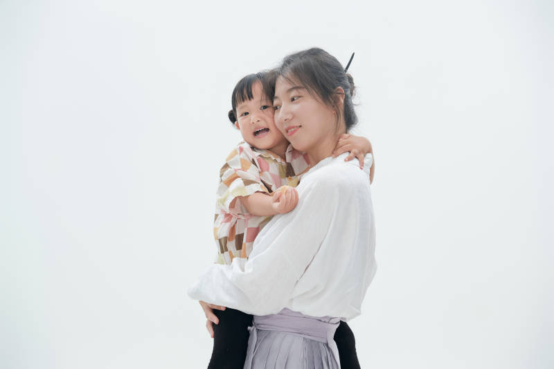 白色背景下的妈妈与可爱女儿亲子人像图片