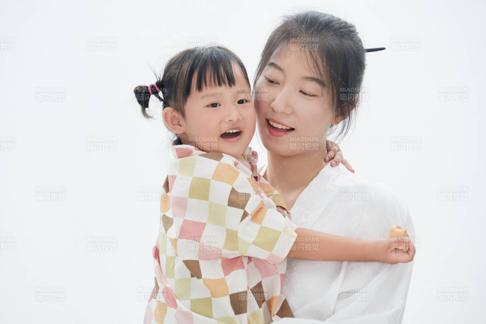 白色背景下的妈妈与可爱女儿亲子人像图片