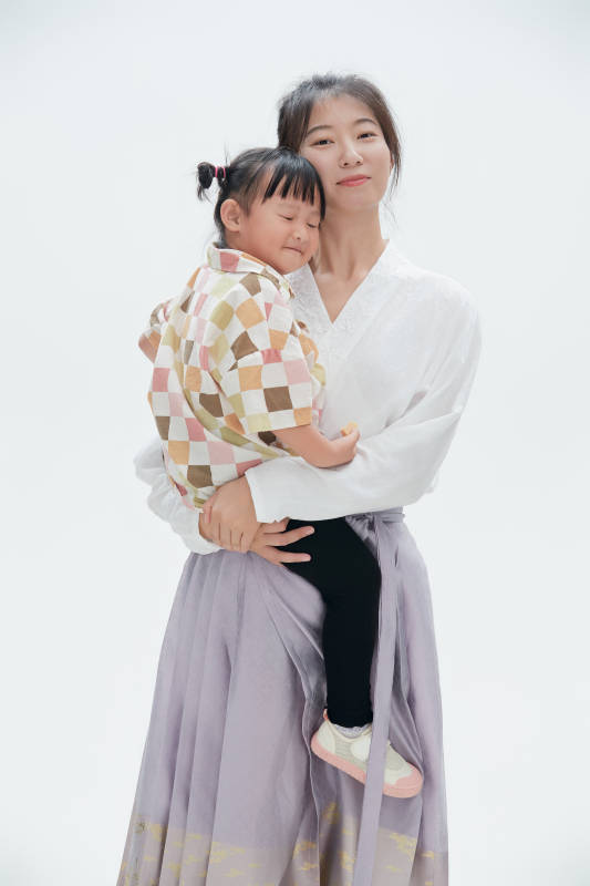 白色背景下的妈妈与可爱女儿亲子人像图片