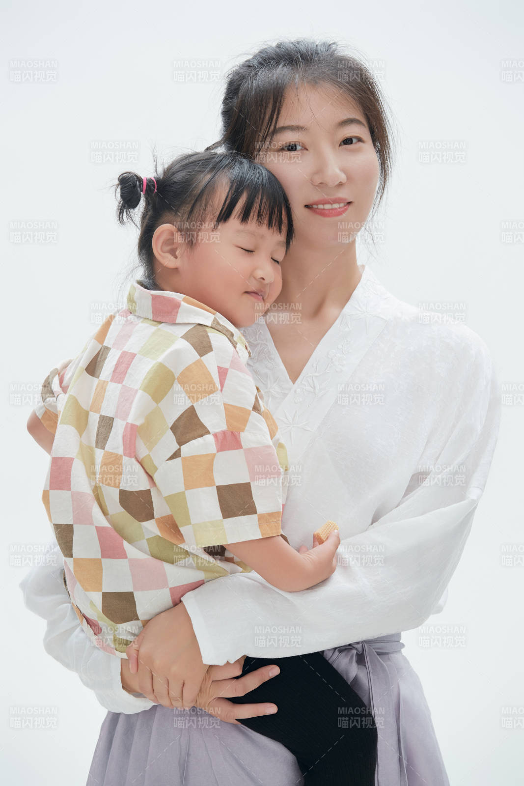 白色背景下的妈妈与可爱女儿亲子人像图片