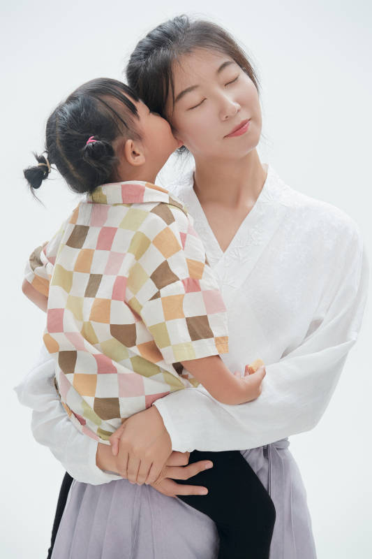 白色背景下的妈妈与可爱女儿亲子人像图片