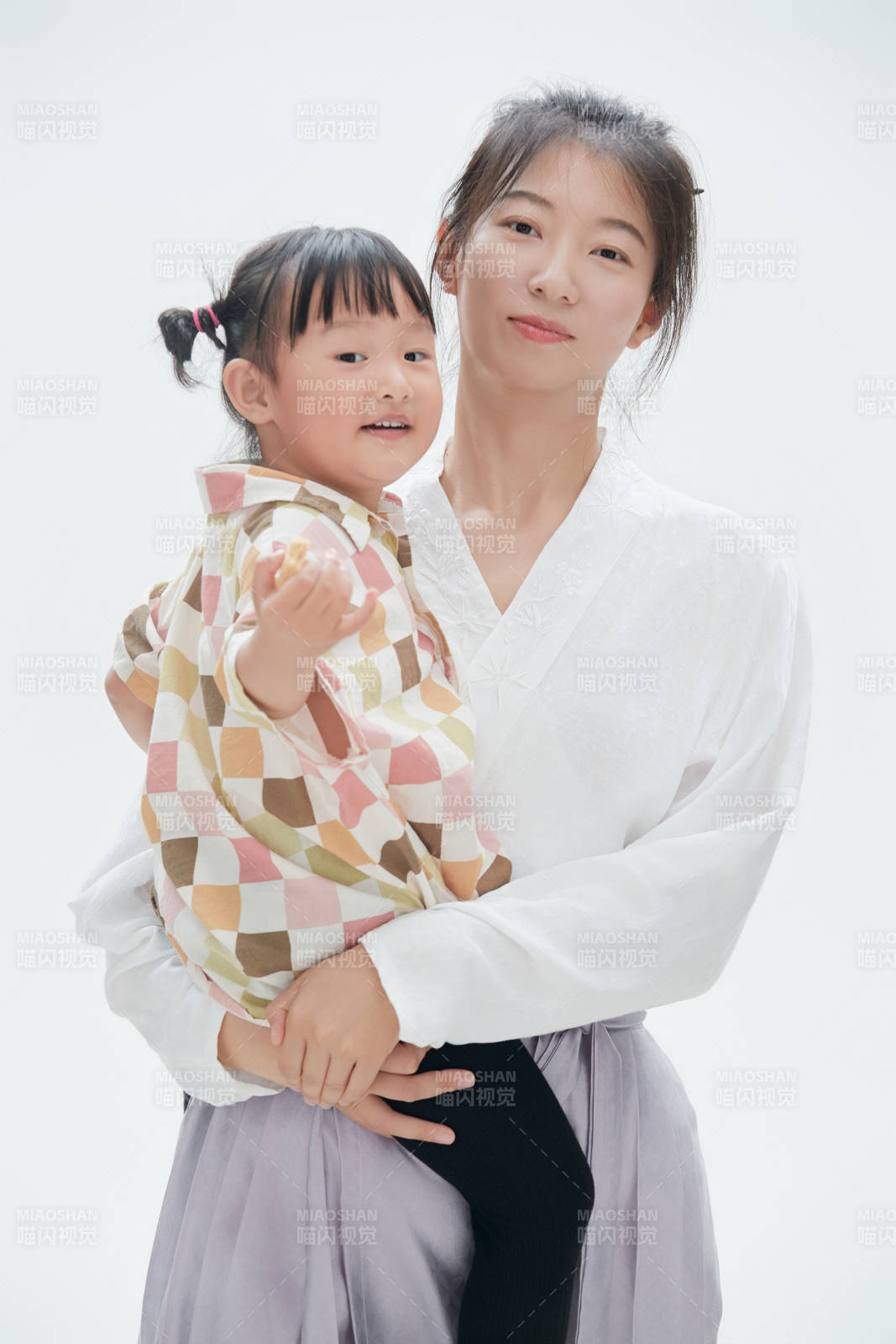 白色背景下的妈妈与可爱女儿亲子人像图片