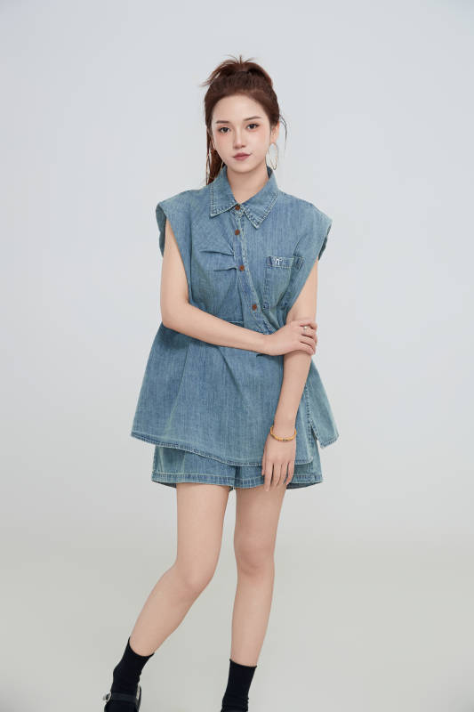 在摄影棚拍摄的青年时尚女性图片