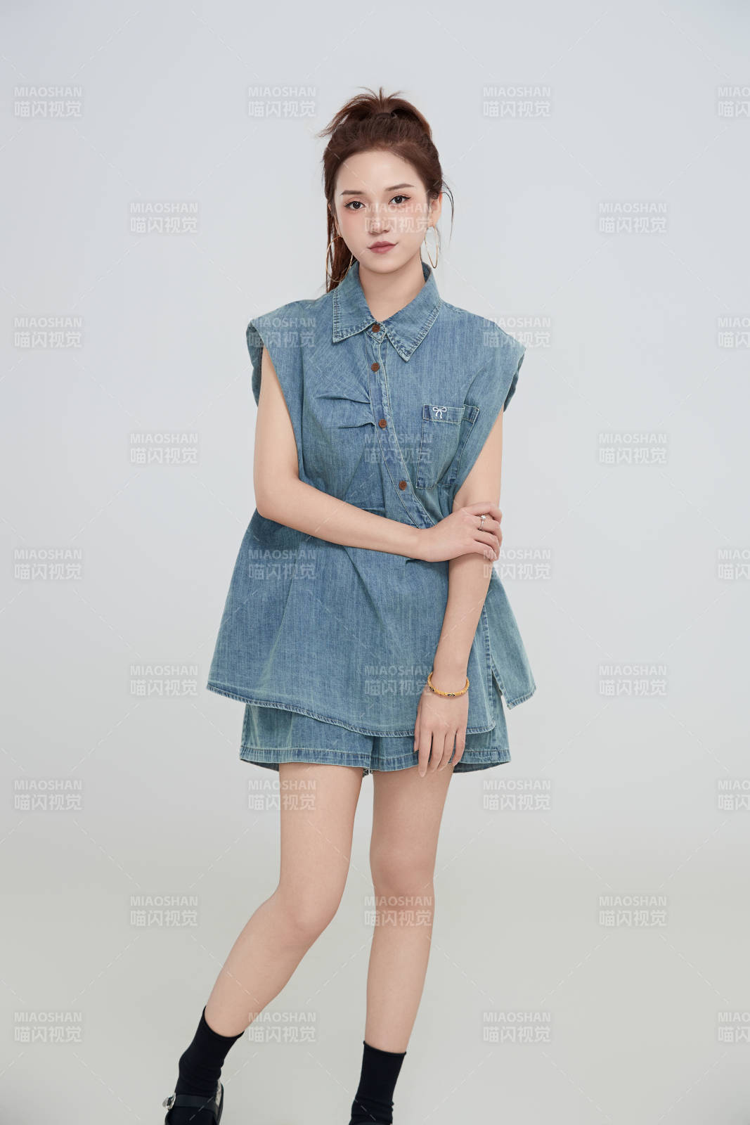 在摄影棚拍摄的青年时尚女性图片