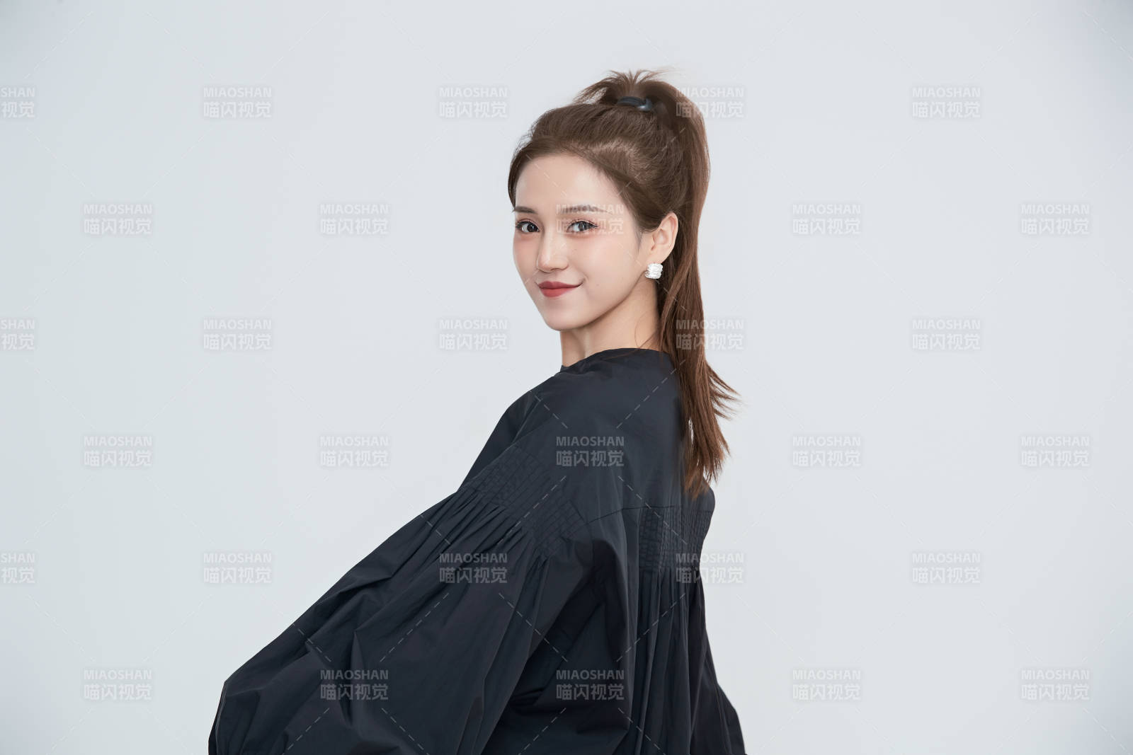 在摄影棚拍摄的青年时尚女性图片