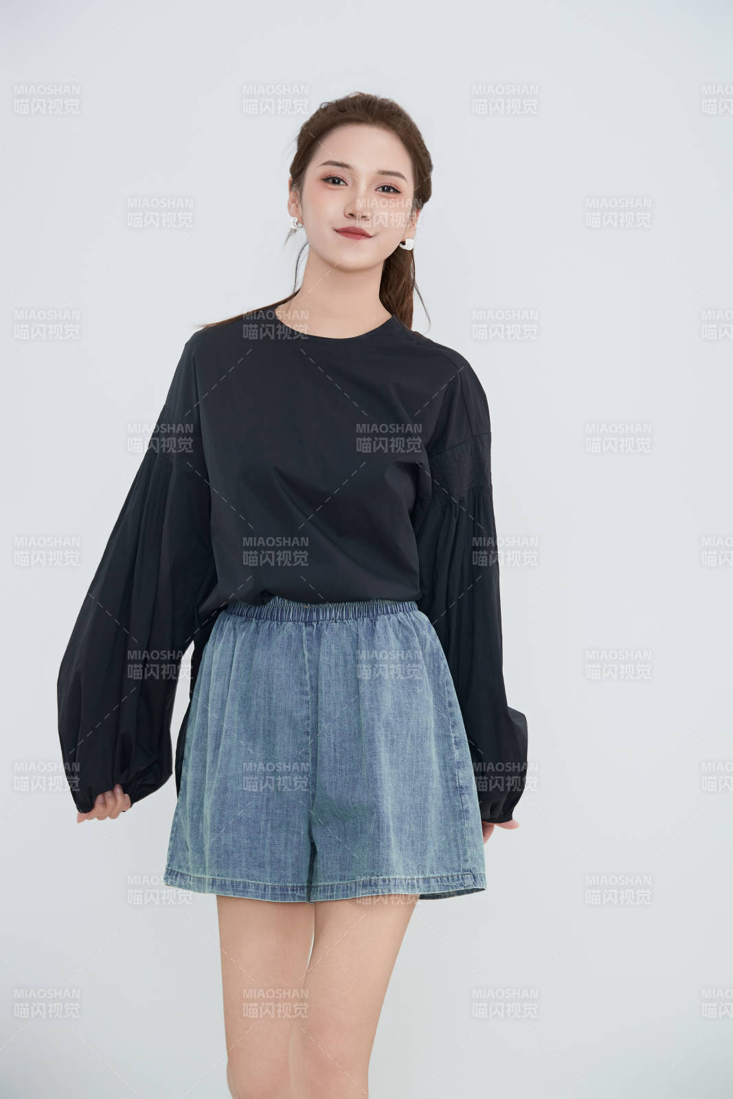 在摄影棚拍摄的青年时尚女性图片