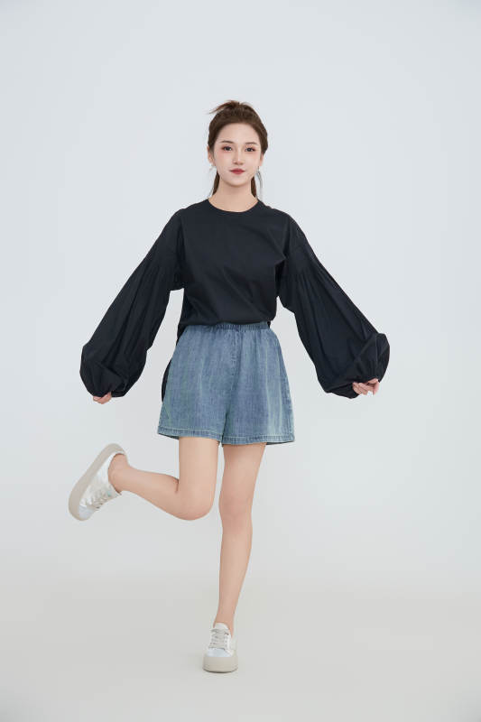 在摄影棚拍摄的青年时尚女性图片