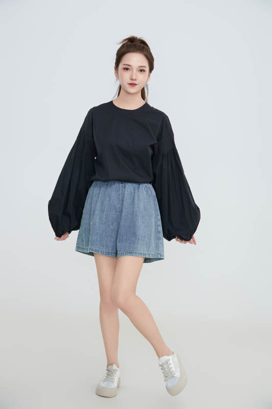 在摄影棚拍摄的青年时尚女性图片