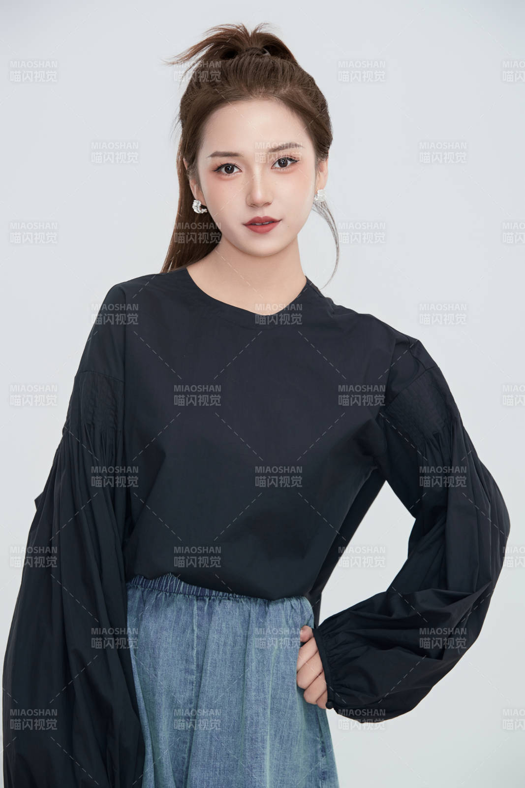 在摄影棚拍摄的青年时尚女性图片