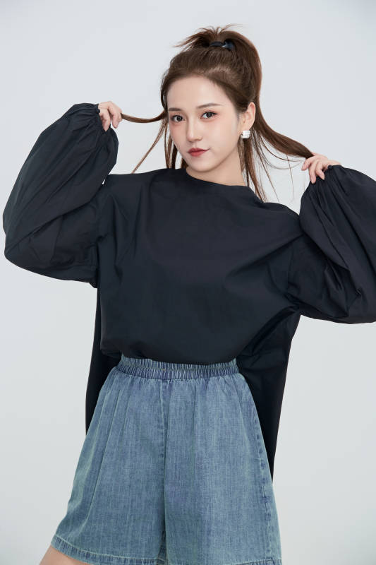 在摄影棚拍摄的青年时尚女性图片