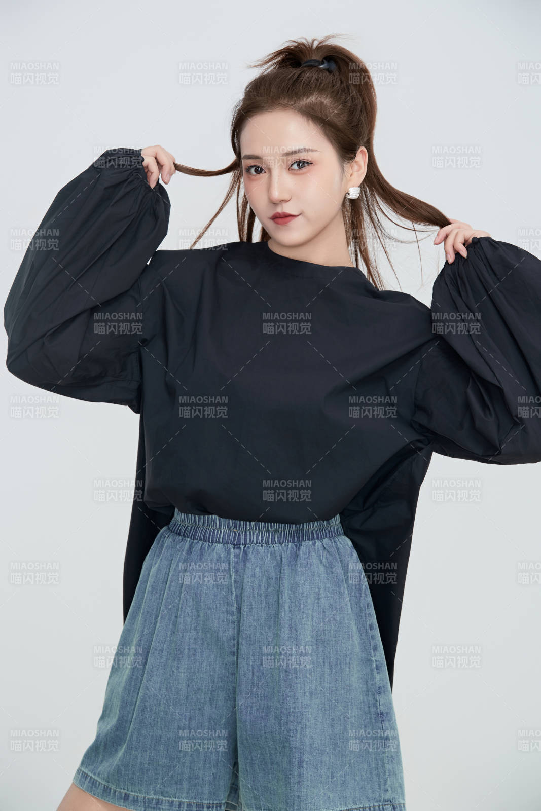 在摄影棚拍摄的青年时尚女性图片