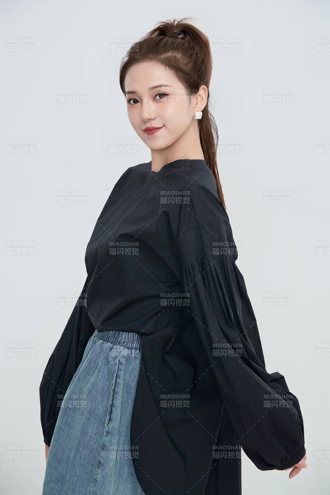 在摄影棚拍摄的青年时尚女性图片