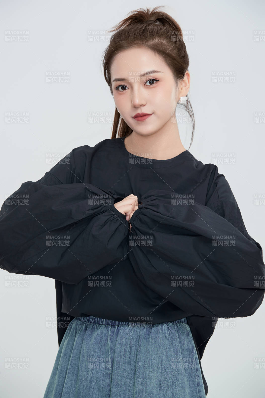 在摄影棚拍摄的青年时尚女性图片