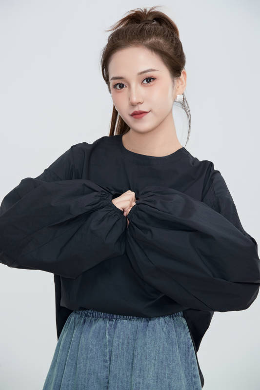 在摄影棚拍摄的青年时尚女性图片