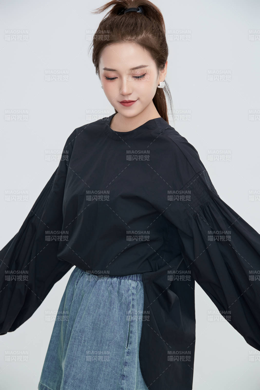 在摄影棚拍摄的青年时尚女性图片