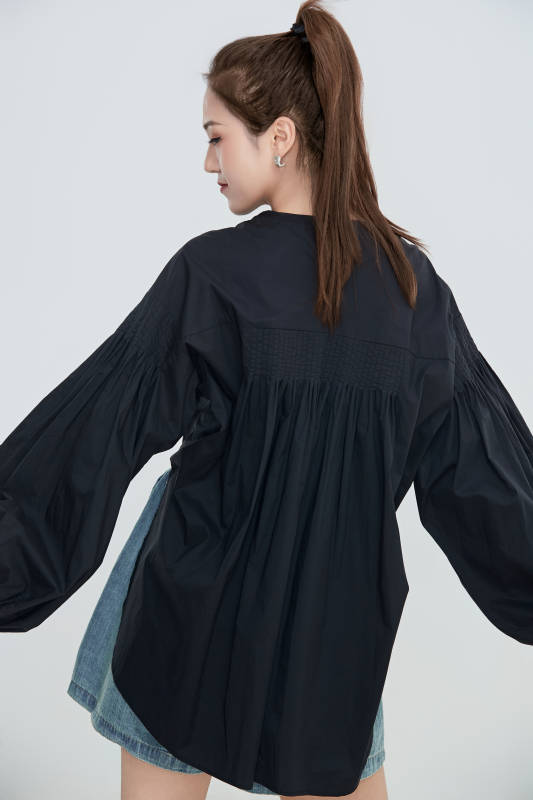 在摄影棚拍摄的青年时尚女性图片