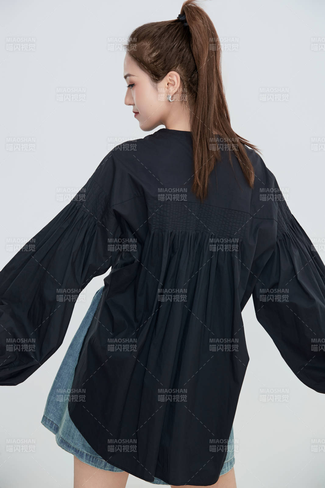 在摄影棚拍摄的青年时尚女性图片