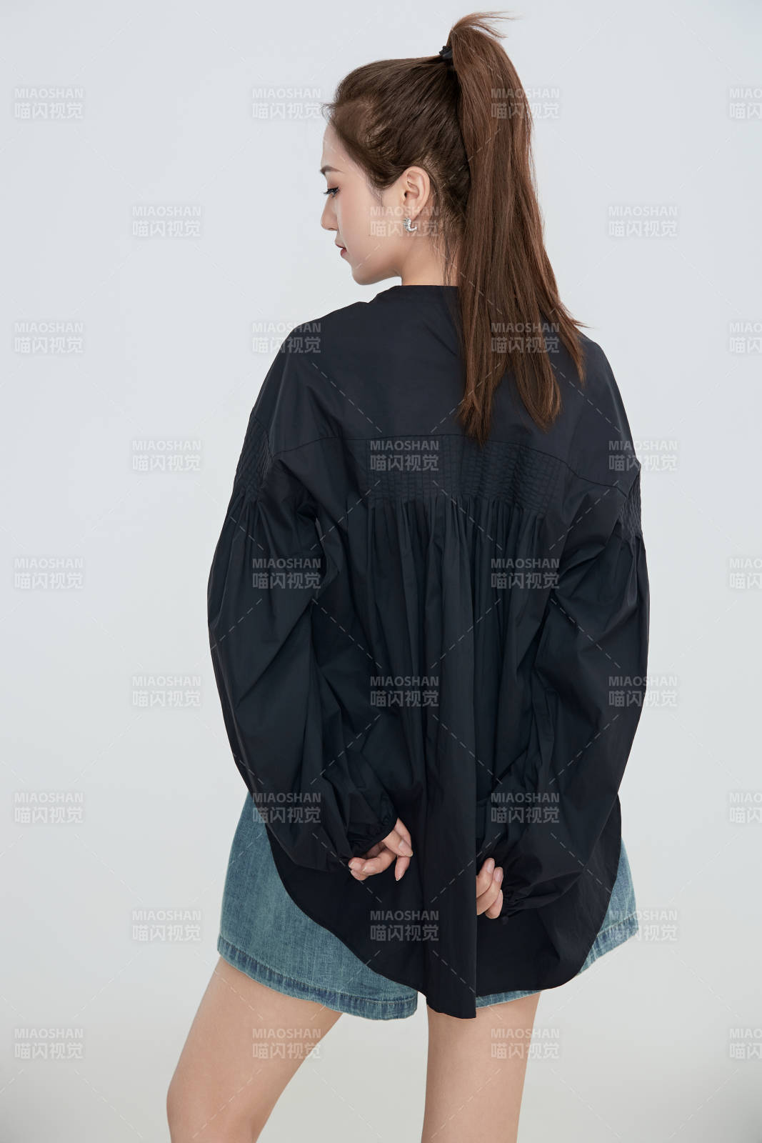 在摄影棚拍摄的青年时尚女性图片