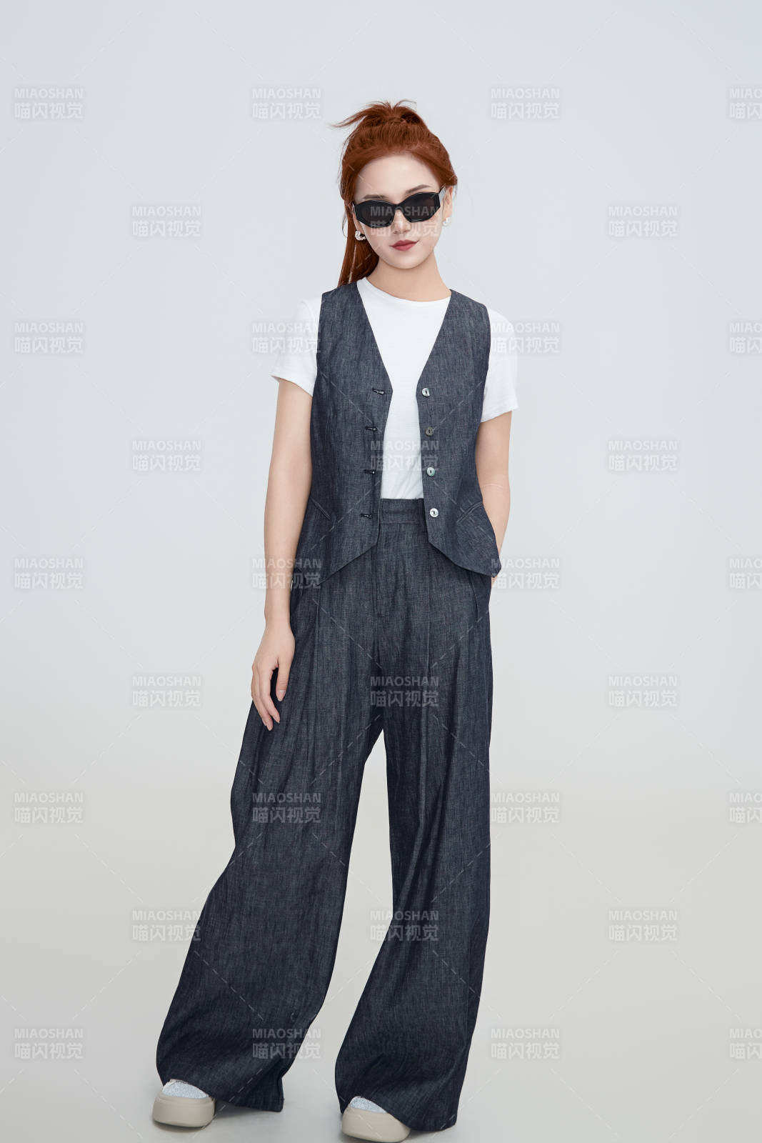 在摄影棚拍摄的青年时尚女性图片