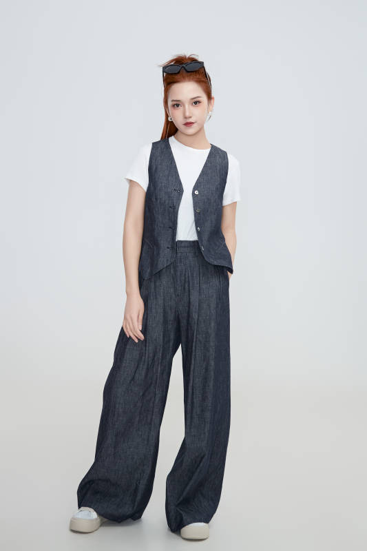 在摄影棚拍摄的青年时尚女性图片